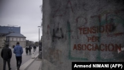 Një grafit në Prishtinë ku shkruan: "Tensione për Asociacion". Fotografi nga arkivi. 