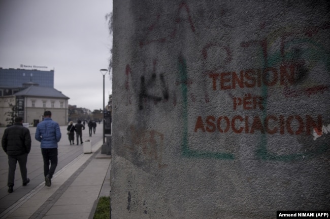 "Tension për Asociacion", shkruan në murin e ndërtesës ku ndodhet Kuvendi dhe Presidenca e Kosovës. (Foto: AFP)