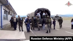 Російські військові допомагають евакуювати цивільних зі Степанакерта, стопкадр із відео, оприлюдненого Міноборони РФ 20 вересня 2023 року