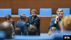 Депутатът от ДПС Йордан Цонев разговаря с Христо Иванов от ПП-ДБ по време на заседанието на парламента в понеделник, 25 септември 2023 г.