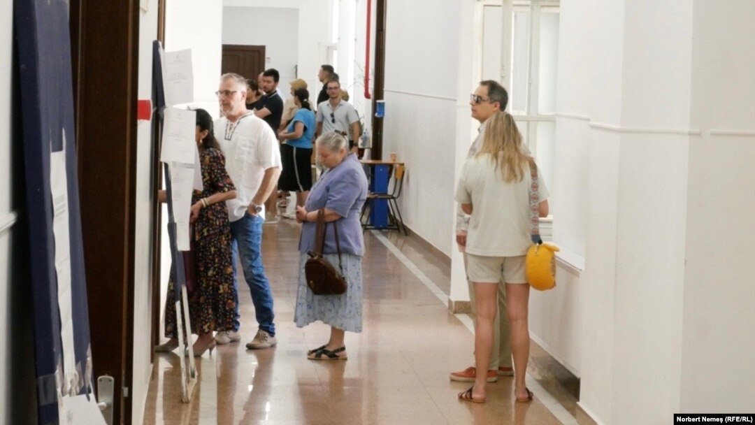 Oameni așteaptă să voteze la secția Matei Basarab din București. Pe site-ul AEP, secția apare cu prezență zero.