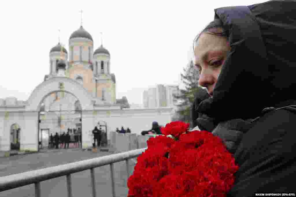 Žena sa cvijećem ispred Crkve Ikone Majke Božije u Moskvi, uoči sahrane pokojnog ruskog opozicionog lidera Alekseja Navaljnog.
