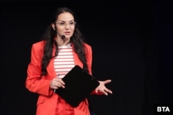  Гергана Стоянова като водеща на медийна конференция 