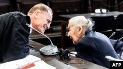 Ursula Haverbeck razgovara sa svojim odvjetnikom Wolframom Nahrathom na okružnom sudu u Hamburgu, u sjevernoj Njemačkoj, 7. 6. 2024.