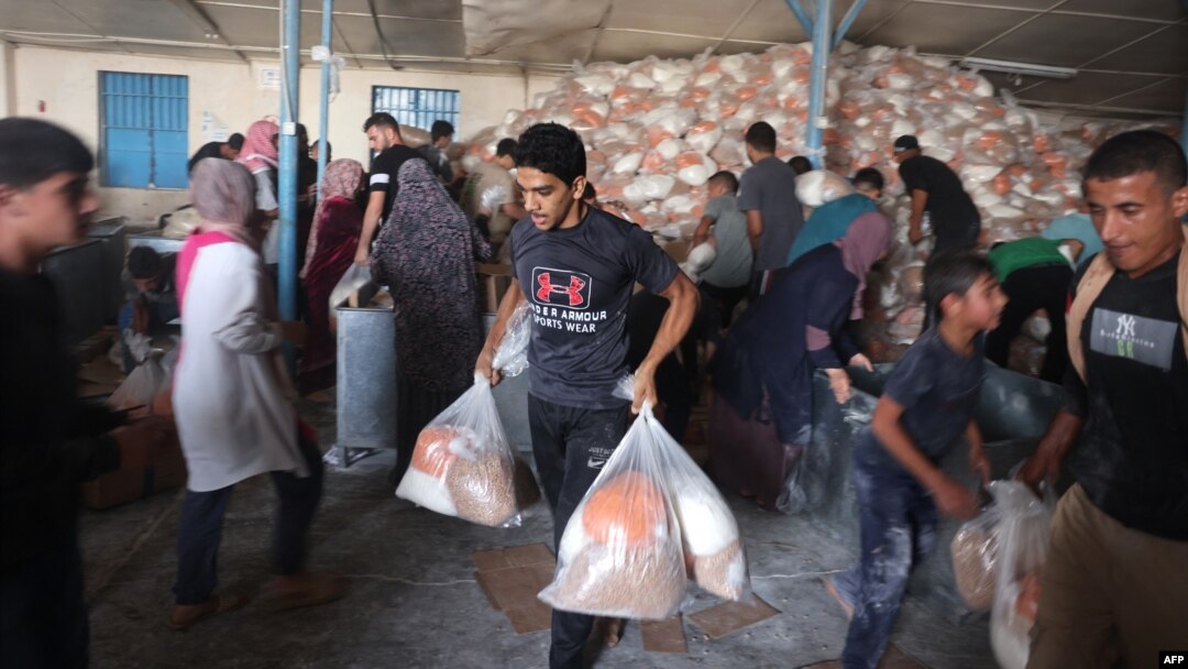 Mii de oameni au pătruns într-un centru de aprovizionare administrat de ONU, în orașul Deir al-Balah din centrul Fâșiei Gaza, pe 28 octombrie 2023.