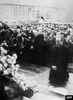 Вилли Брандт стоит на коленях перед Мемориалом жертвам нацизма в Варшавском гетто 7 декабря 1970 года