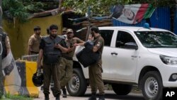 5 август, полиси Покистон дар пушти дари хонаи Имрон Хон дар Лоҳур