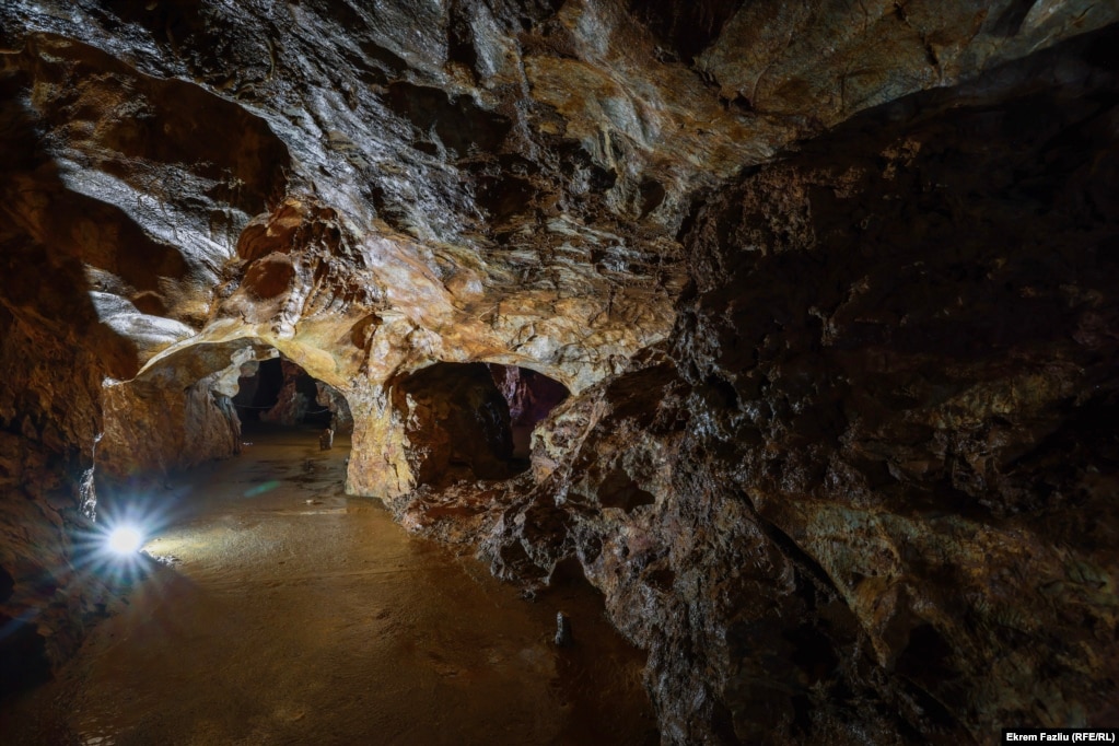Temperatura brenda shpellës gjatë verës është 13 gradë, e gjatë dimrit rreth 11 gradë.