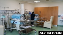 Kjo infermiere po kujdeset për pesë foshnja të vendosura në njësinë e kujdesit intensiv në Neonatologji.