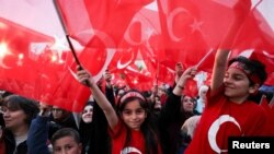 Сторонники президента Турции Эрдогана и Партии справедливости и развития (ПСР). Анкара, Турция, 14 мая 2023
