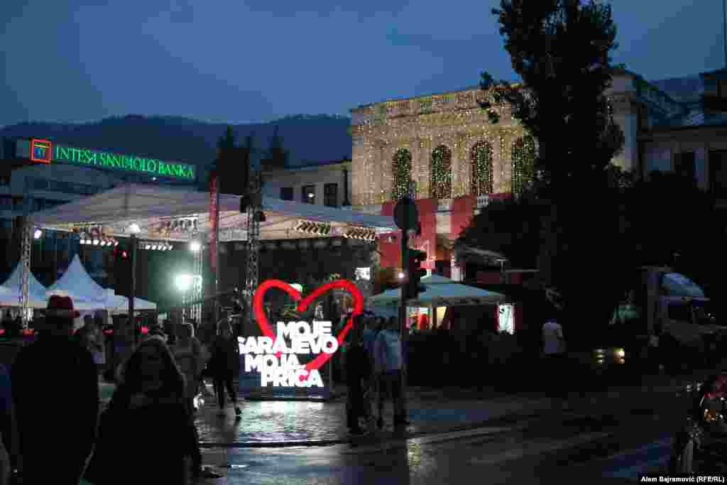 Tokom festivala u blizini Narodnog pozorišta primjetan je bio veliki broj građana Sarajeva, ali i brojnih turista koji su u glavni grad BiH stigli zbog SFF-a.