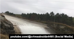 Процес скидання води з Сімферопольского водосховища в річку Салгір, грудень 2023 року