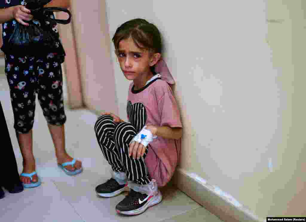 Shikimi i Jori Al-Areer, një vajzë palestineze që vuan nga kanceri dhe kequshqyerja, ndërsa pret të transferohet për trajtim jashtë Gazës, në spitalin Nasser në Han Junis, 24 qershor 2024. Mbyllja e pikëkalimit në Rafah mes Egjiptit dhe Gazës ka pamundësuar evakuimet mjekësore të së paku 2.000 pacientëve, tha një zyrtar i Organizatës Botërore të Shëndetësisë (OBSH), duke bërë thirrje që Rafahu dhe rrugë të tjera të rihapen.
