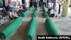 Posmrtni ostaci 14 žrtava genocida u Srebrenici u Memorijalnom centru Srebrenica - Potočari, 9. jul 2024.