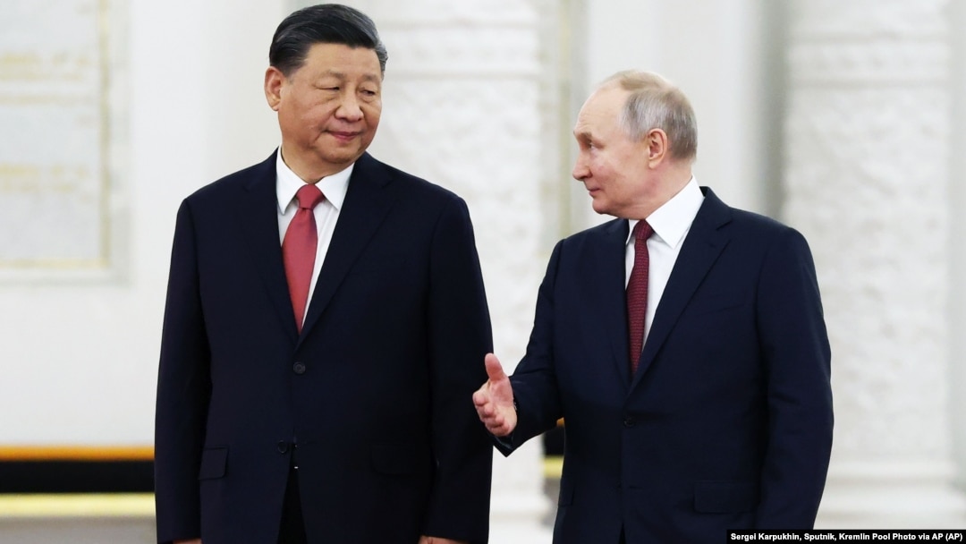 Președintele rus Vladimir Putin (dreapta), cu omologul său chinez, Xi Jinping, la Moscova, anul trecut. 