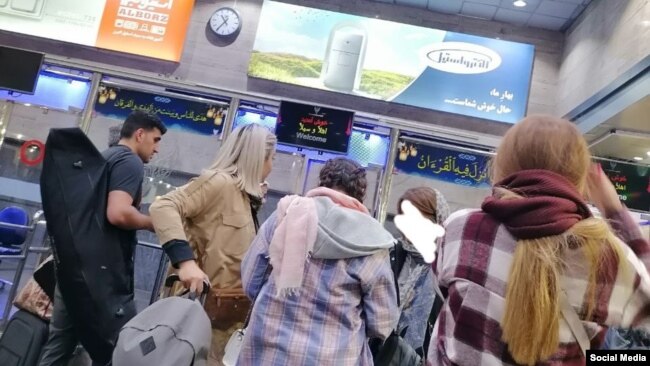 زنان بدون حجاب اجباری در یکی از فرودگاههای ایران