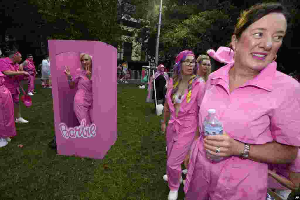 Učesnici na temu Barbie pripremaju se za veliku godišnju gay-lezbijsku paradu Mardi Gras u Sydneyu, Australija, 2. marta.