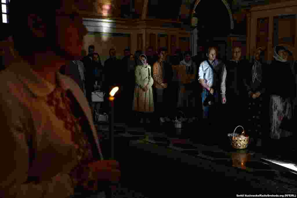 Húsvéti istentisztelet a kijevi Pecserszka lavra ortodox barlangkolostorban.&nbsp;Miközben az ortodox húsvét vasárnapját ünnepelték, orosz légicsapások érték a kelet-ukrajnai Donyecki és Harkivi területet. Három ember meghalt, és legalább tizenheten megsebesültek