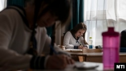 Diákok a középszintű írásbeli történelemérettségi vizsgán az Egri Szilágyi Erzsébet Gimnáziumban 2023. május 10-én (képünk illusztráció)