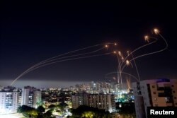Protivvazdušni sistem Izraela 'Čelična kupola' presreće rakete ispaljene iz Pojasa Gaze u gradu Aškelonu, 11. maj 2023.