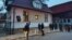 Пред къщата на Христо Луков човек прави жест с ръка. В центъра на София имаше засислено полицейско присъствие. Снимка: Булфото