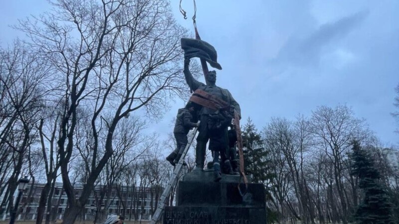 В Киеве демонтировали памятник участникам большевистского восстания