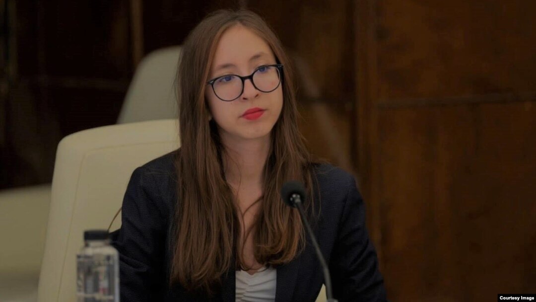Miruna Croitoru spune că atunci când sunt în clasa a VIII-a, toți elevii sunt influenţaţi de profesori și părinți să se ducă la un profil teoretic la liceu, deși unora li s-ar potrivi profilul tehnologic sau vocaţional. 