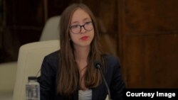 Miruna Croitoru spune că atunci când sunt în clasa a VIII-a, toți elevii sunt influenţaţi de profesori și părinți să se ducă la un profil teoretic la liceu, deși unora li s-ar potrivi profilul tehnologic sau vocaţional. 