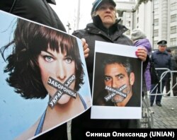Під час акції біля будівлі уряду України. Київ, 10 квітня 2012 року