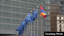 Brüsseldə Avropa Komissiyasının binası qarşısında Avropa İttifaqı və Ermənistan bayraqları