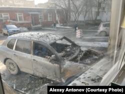 Сгоревший автомобиль, с которого начался пожар