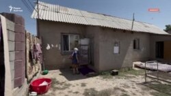 Сотни одиноких матерей с детьми годами живут во времянках в Шымкенте