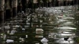 Plastične flaše u jako zagađenoj rijeci San Juan na Filipinima, juni 2021. 