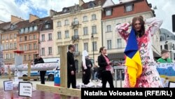 «Міжнародний ярмарок геноциду» – мистецький перформанс, який має на меті продемонструвати подвійні стандарти Європи, Варшава, 6 квітня 2024 року