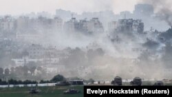 Ізраїльські танки й інша військова техніка маневрують усередині Сектору Гази, вид з Ізраїлю, 29 жовтня 2023 року