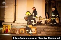 Рятувальники ДСНС виносять ікони та інші речі з пошкодженого Спасо-Преображенського собору в Одесі, 23 липня 2023 року