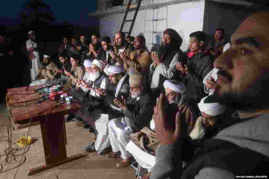 Members of the the Central Ruet-e-Hilal, Pakistan&#39;s Islamic moon-sighting committee, pray as they gather with other religious scholars to observe the moon in Quetta. &nbsp;