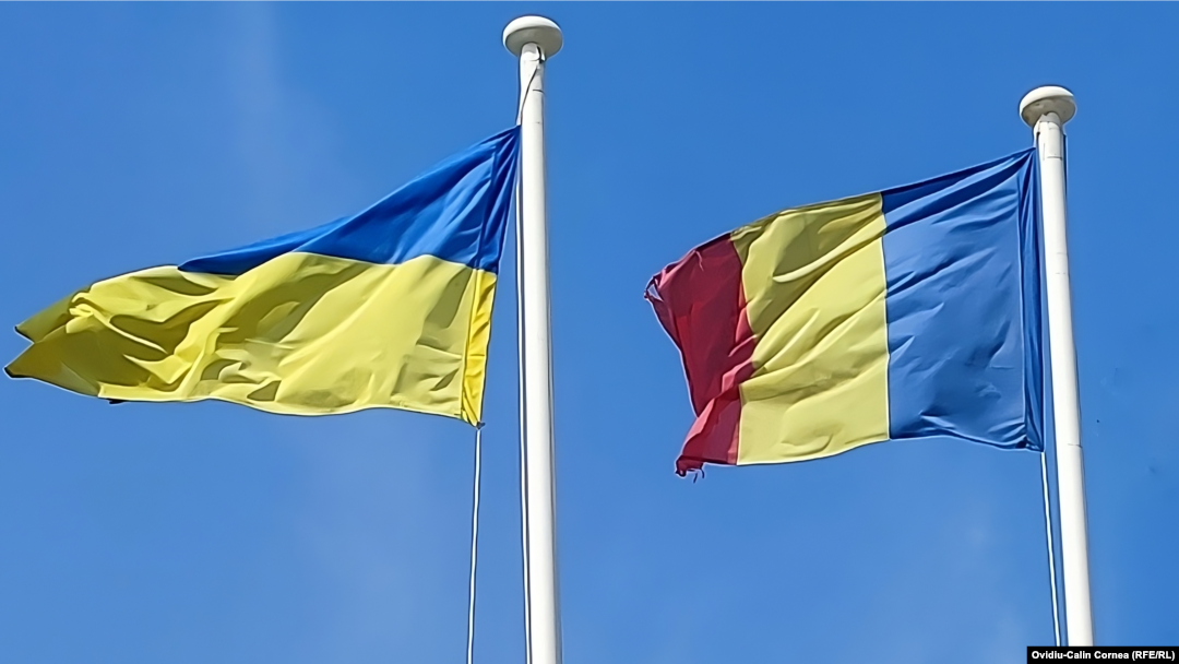 Drapelele Ucrainei și României la punctul de frontieră Isaccea.