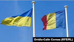 Drapelele Ucrainei și României la punctul de frontieră Isaccea, pe Dunăre.