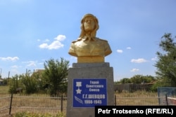 Бюст уроженца Облавки Георгия Шевцова, погибшего во время Второй мировой войны. Западно-Казахстанская область, 4 августа 2023 года