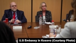 Zvaničnica Stejt Departmenta Nicole Chulick i američki ambasador na Kosovu Jeffrey Hovenier tokom susreta sa novinarima 21. maja 2024. u Prištini