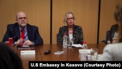 Zëvendësndihmëssekretarja e Shtetit në Byronë e Demokracisë, të Drejtave të Njeriut dhe Punës, Nicole Chulick, dhe ambasadori i SHBA-së në Kosovë, Jeffrey Hovenier, gjatë një takimi me gazetarët më 21 maj 2024, në Ambasadën amerikane në Kosovë.
