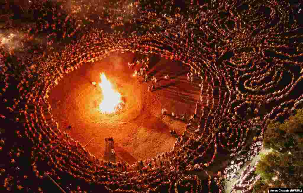 Unazat e valltarëve që vallëzojnë të krijuara rreth një zjarri ndërsa muzika tradicionale performohet si pjesë e Festivalit Ndërkombëtar të Kostumeve Popullore në Zheravna, Bullgari.