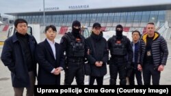 Izručenje Han Čang Juna (četvrti s lijeva) južnokorejskim zvaničnicima na aerodromu Podgorica. 5. februar 2024.