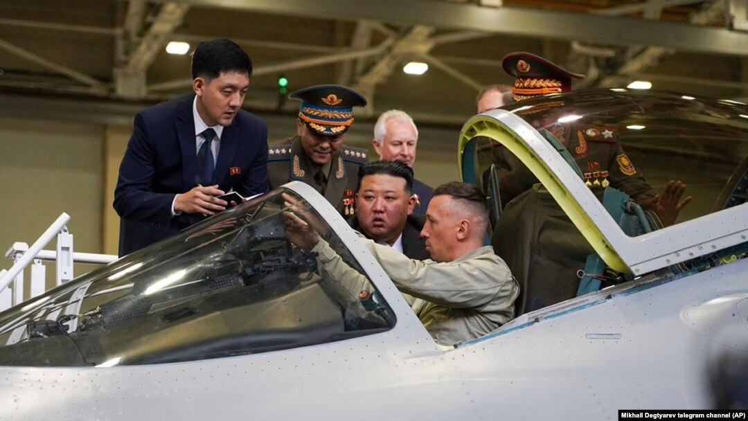 Liderul nord-coreean Kim Jong Un se uită la cabina de pilotaj a unui avion militar, la o uzină aeronautică rusă care construiește avioane de vânătoare, în Komsomolsk-pe-Amur, la aproximativ 6.200 de kilometri est de Moscova, Rusia.