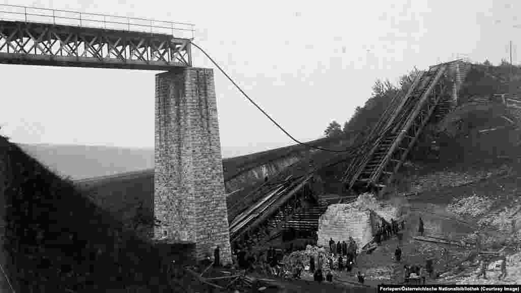 Osztrák&ndash;magyar csapatok gyülekeznek a visszavonuló orosz csapatok által lerombolt viadukt alatt, a Ternopil melletti Zsovnivkánál 1915-ben