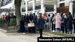 Ռուս ընտրողները ՌԴ նախագահի ընտրությունների քվեարկությանը մասնակցելու համար հերթ են կանգնել Քիշնևում ՌԴ հյուպատոսության մոտ, 17-ը մարտի, 2024թ.