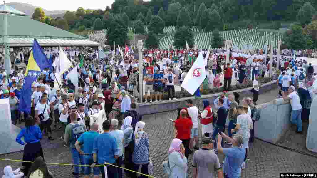 U srebreničkom genocidu, nakon što je Vojska Republike Srpske zauzela taj gradić na istoku Bosne i Hercegovine, ubijeno je oko 8.000 muškaraca i dječaka iz Srebrenice i okoline. Za njih oko 1.000 se još uvijek traga. na fotografiji: dolazak učesnika Marša mira u Memorijalni centar Srebrenica - Potočari