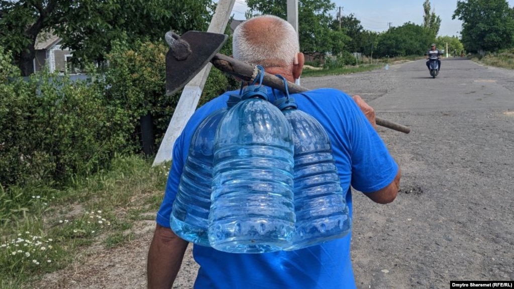 Жителям деяких окупованих територій питна вода доступна тільки за гроші