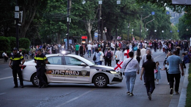 Участники акции у парламента начинают шествие по улицам Тбилиси